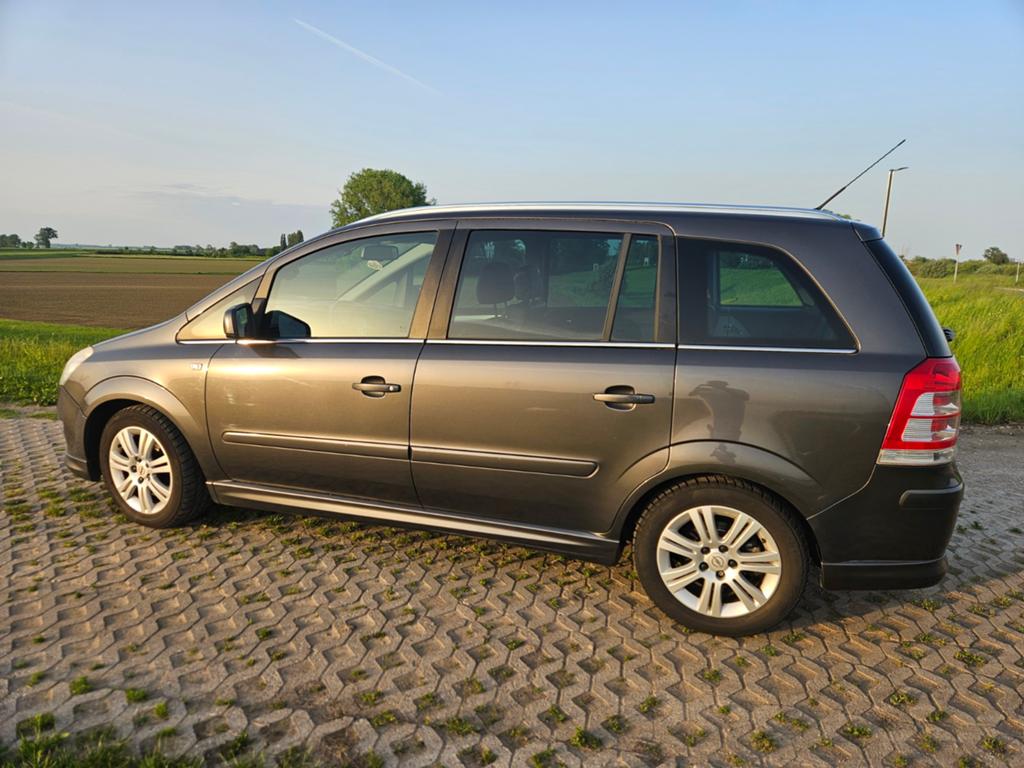 Opel Zafira 2.2 2010 Grijs, Voorwielaandrijving, Zwart, 4 cilinders, 7 stoelen