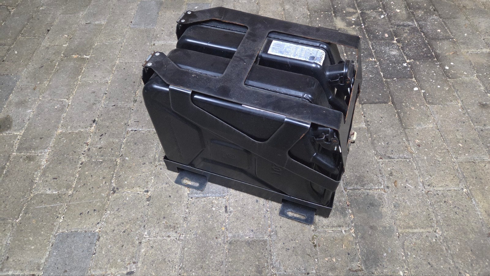 Jerrycan houder met twee 20 liter jerrycans, Ophalen of Verzenden, Gebruikt
