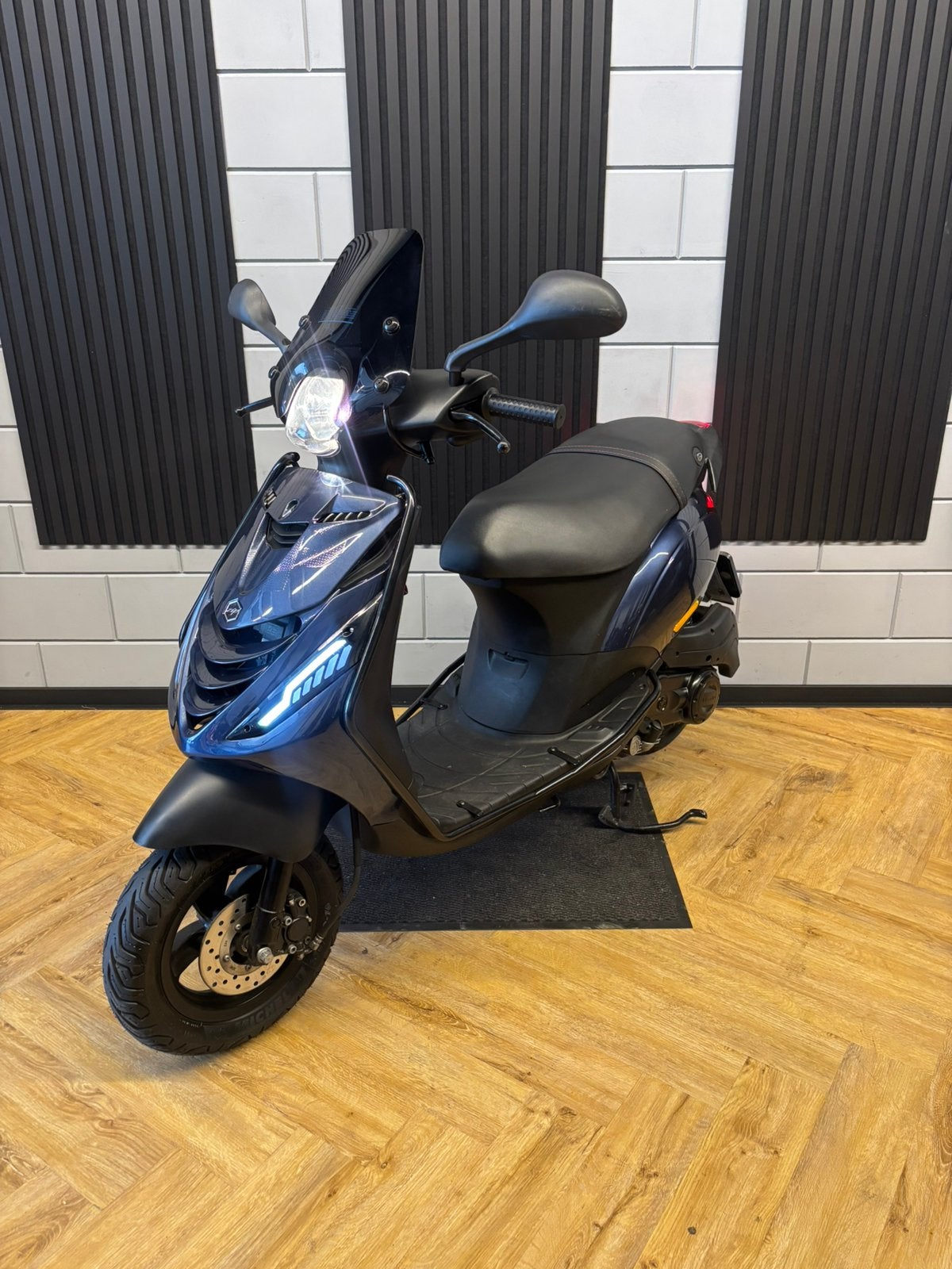 PIAGGIO ZIP 4T 3V 2022 BROM FULL OPTION MIDNIGHT BLUE, Fietsen en Brommers, Scooters | Piaggio, Maximaal 45 km/u, Zip, Ophalen of Verzenden