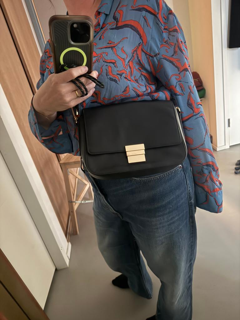 Black Michael Kors flap leather bag gold hardware, Ophalen of Verzenden, Zo goed als nieuw, Zwart, Schoudertasje