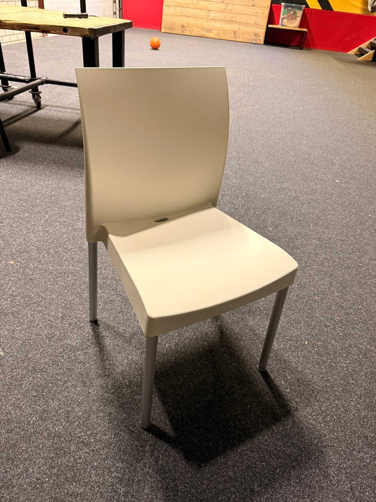 31 stoelen te koop, Ophalen, Zo goed als nieuw, Wit, Kunststof