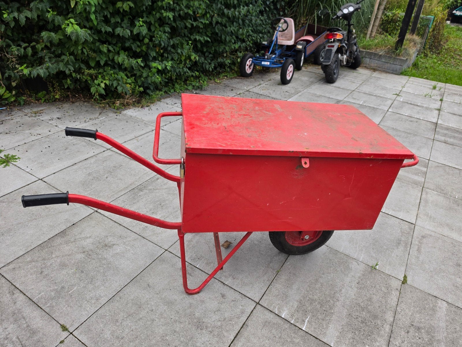Rode gereedschaps kruiwagen, Ophalen, Gebruikt