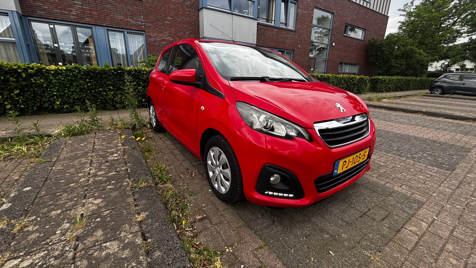 Peugeot 108 1.0 12V E-vti 68PK 3DR 2017 Rood BLUE LION, Auto's, Peugeot, Voorwielaandrijving, Stof, Euro 6, Multifunctioneel stuurwiel