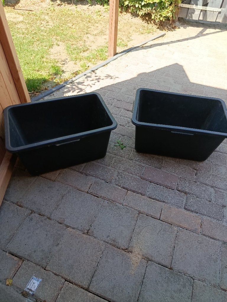 2 kunstof bakken, Ophalen, Gebruikt, 50 tot 75 cm, Minder dan 40 cm