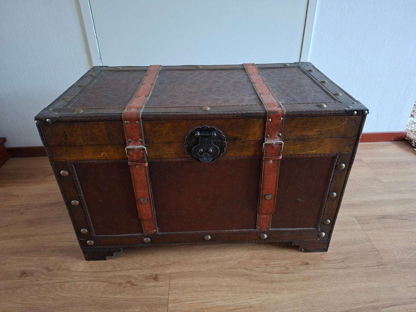 Decoratieve houten kist met lederen accenten, Antiek en Kunst, Ophalen