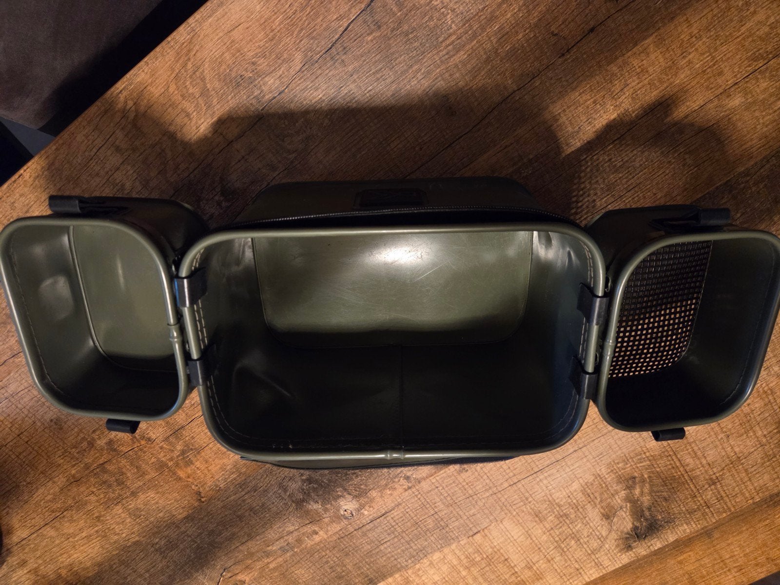 Korum Bait Station kleine uitvoering- Handige Aasbak voor Vi, Watersport en Boten, Hengelsport | Algemeen, Ophalen of Verzenden