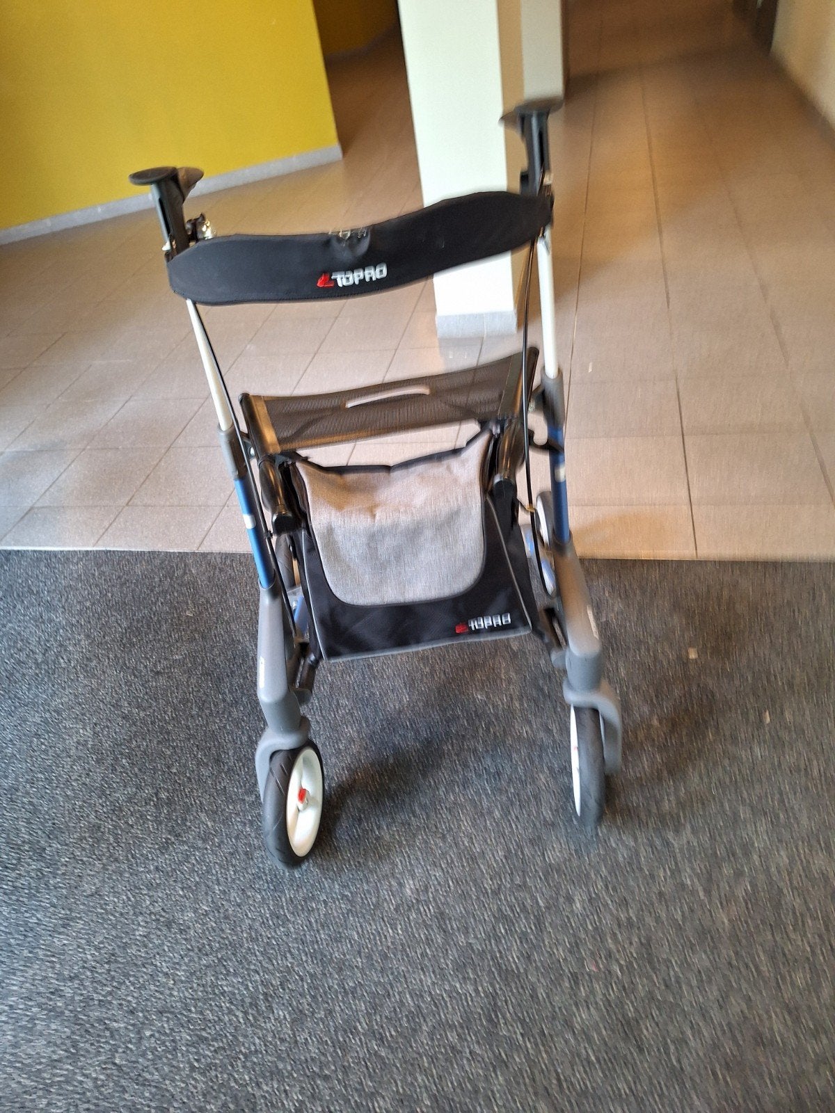 Foto 10 van Rollator lichtgewicht aluminium lees beschrijving nieuwstaat