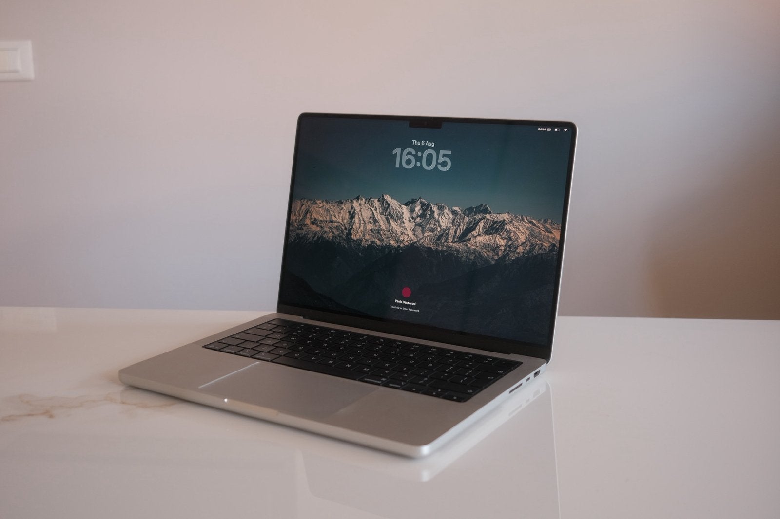 Foto 2 van Macbook Pro M5 Zilver (Zo goed als nieuw)
