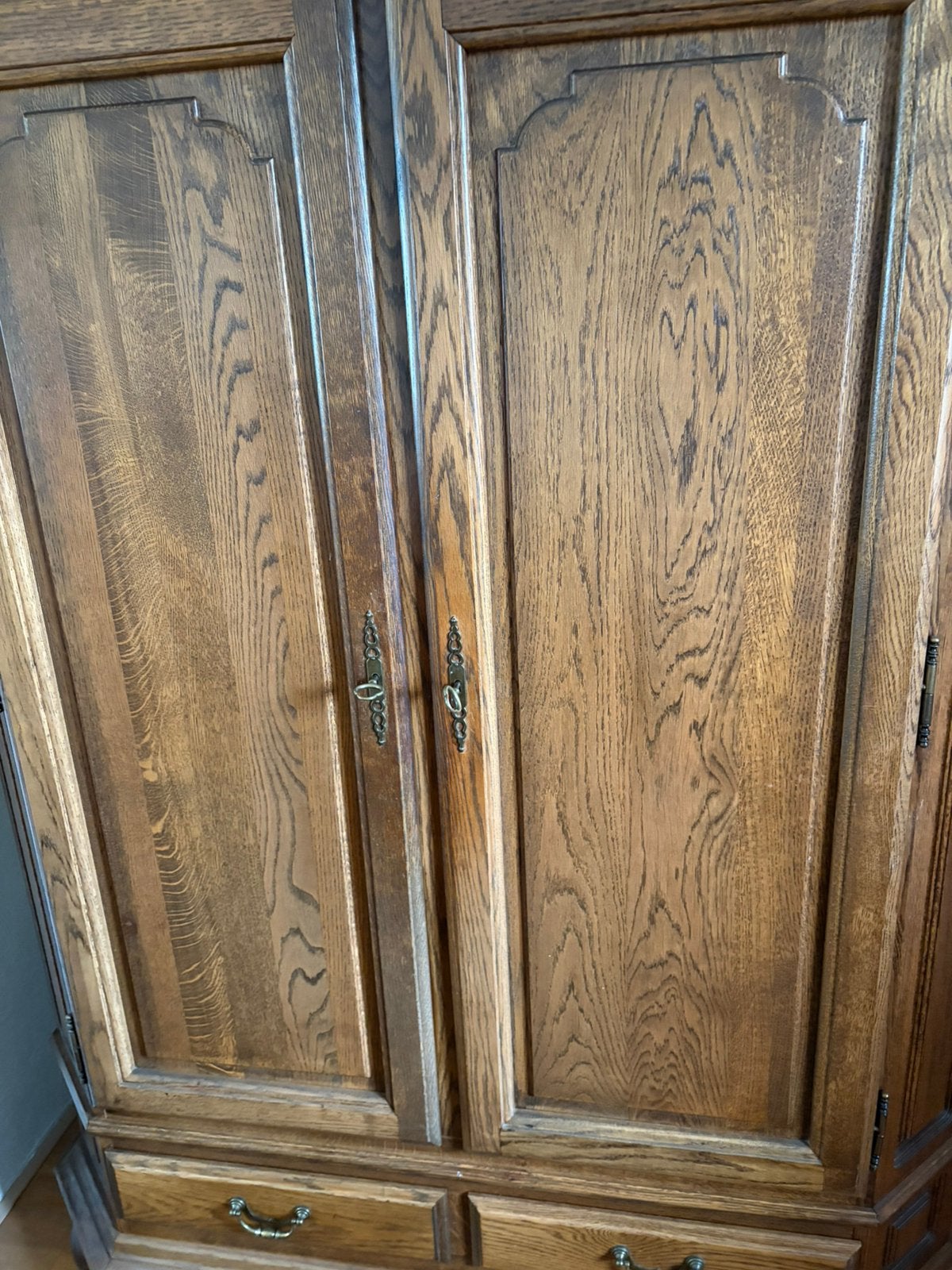 Grote houten kast, Ophalen