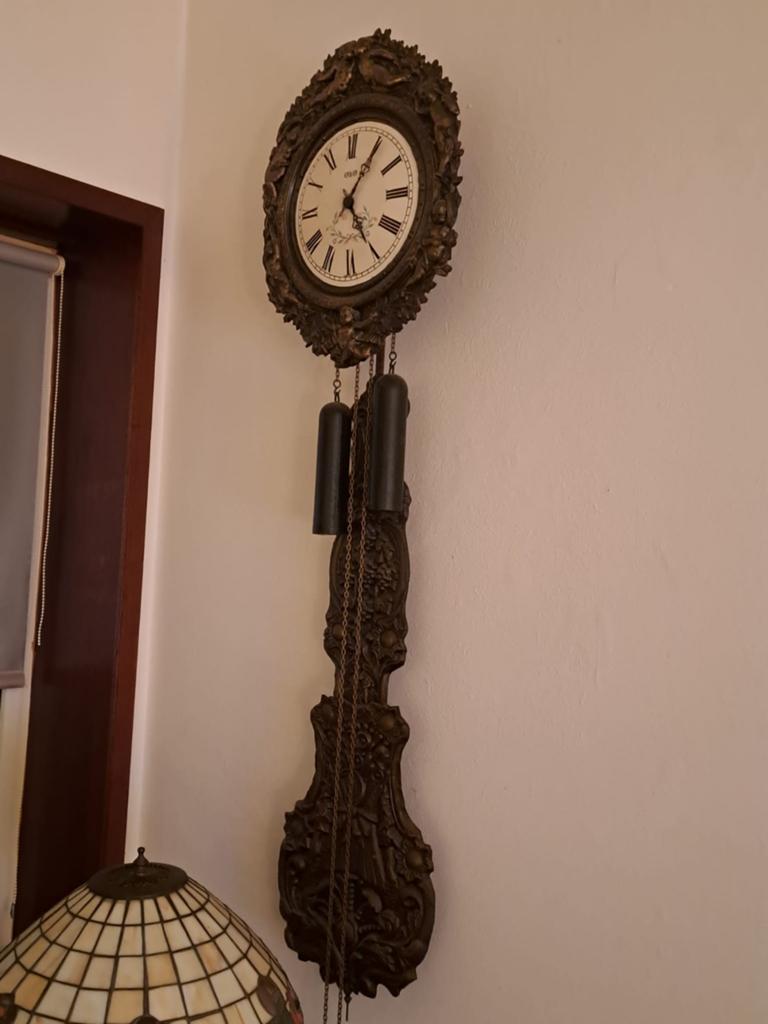 antieke hangklok met gedetailleerd houtsnijwer, Antiek en Kunst, Ophalen of Verzenden