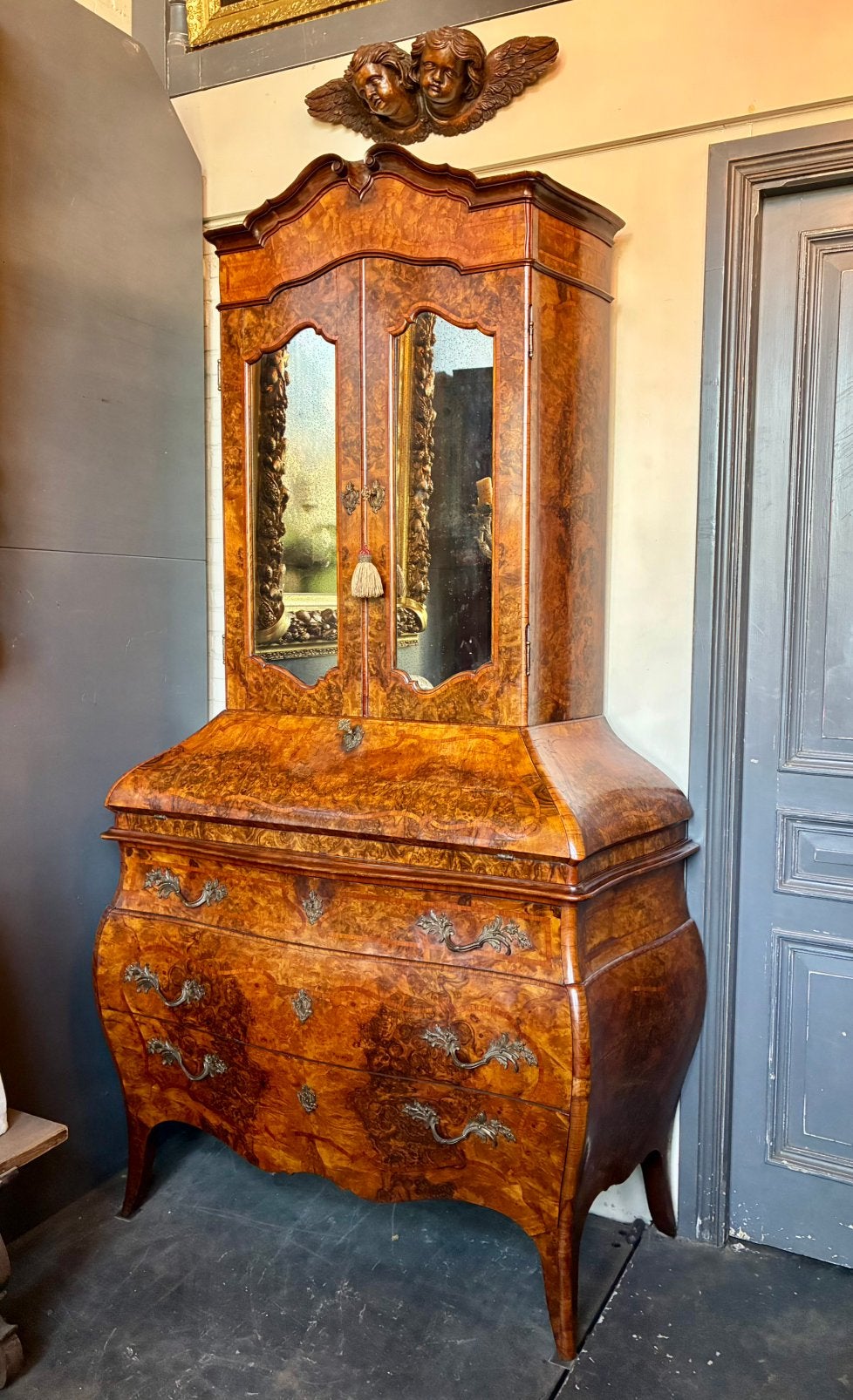 Wortelnoten Louis XV stijl,gebogen secretaire met bovenkast., Ophalen