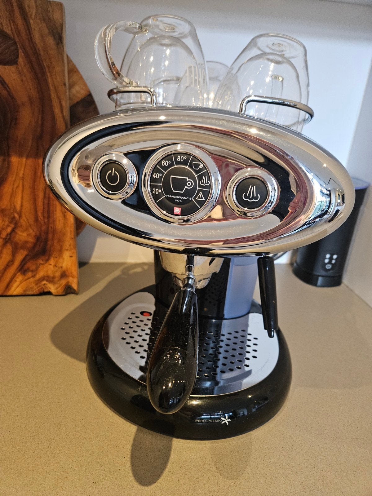 Illy Iperespresso koffiezetapparaat met melkopschuimer, Koffiepads en cups, Espresso apparaat, Ophalen of Verzenden, Zo goed als nieuw
