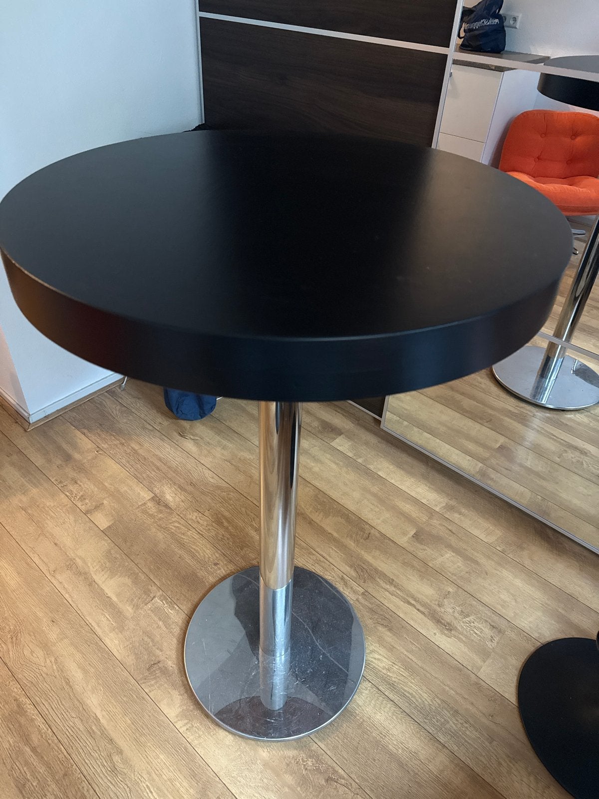 Zwarte ronde bartafel met chromen poot, Huis en Inrichting, Ophalen, Gebruikt