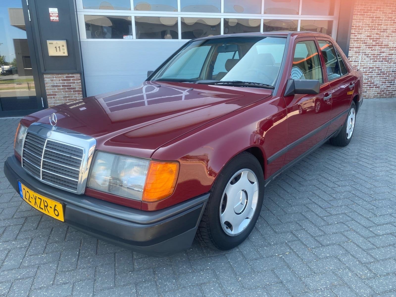 Mercedes-Benz 200-Serie 3.0 300 D AUT 1985 Rood, Auto's, Mercedes-Benz, Achterwielaandrijving, 680 kg, 2996 cc, Diesel
