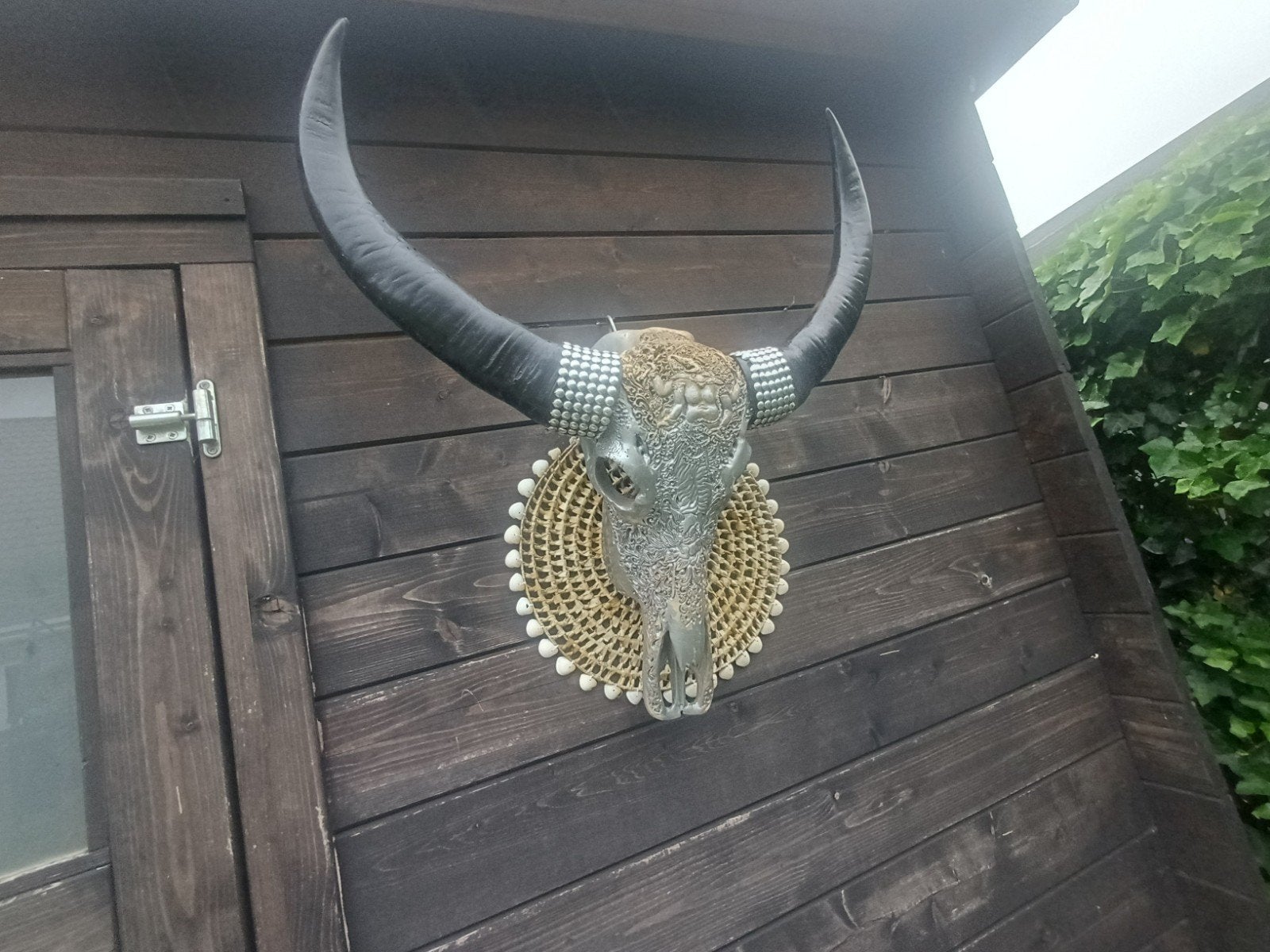 Decoratieve Buffelschedel met Hoorns - Uniek Wandobject, Huis en Inrichting, Woonaccessoires | Overige, Vintage, Overige materialen