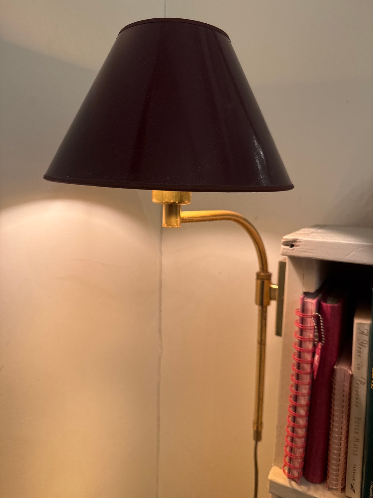2 Stijlvolle boekenkast lampen  met bordeauxrode kap, Metaal, Overige merken, Gebruikt, Bruin