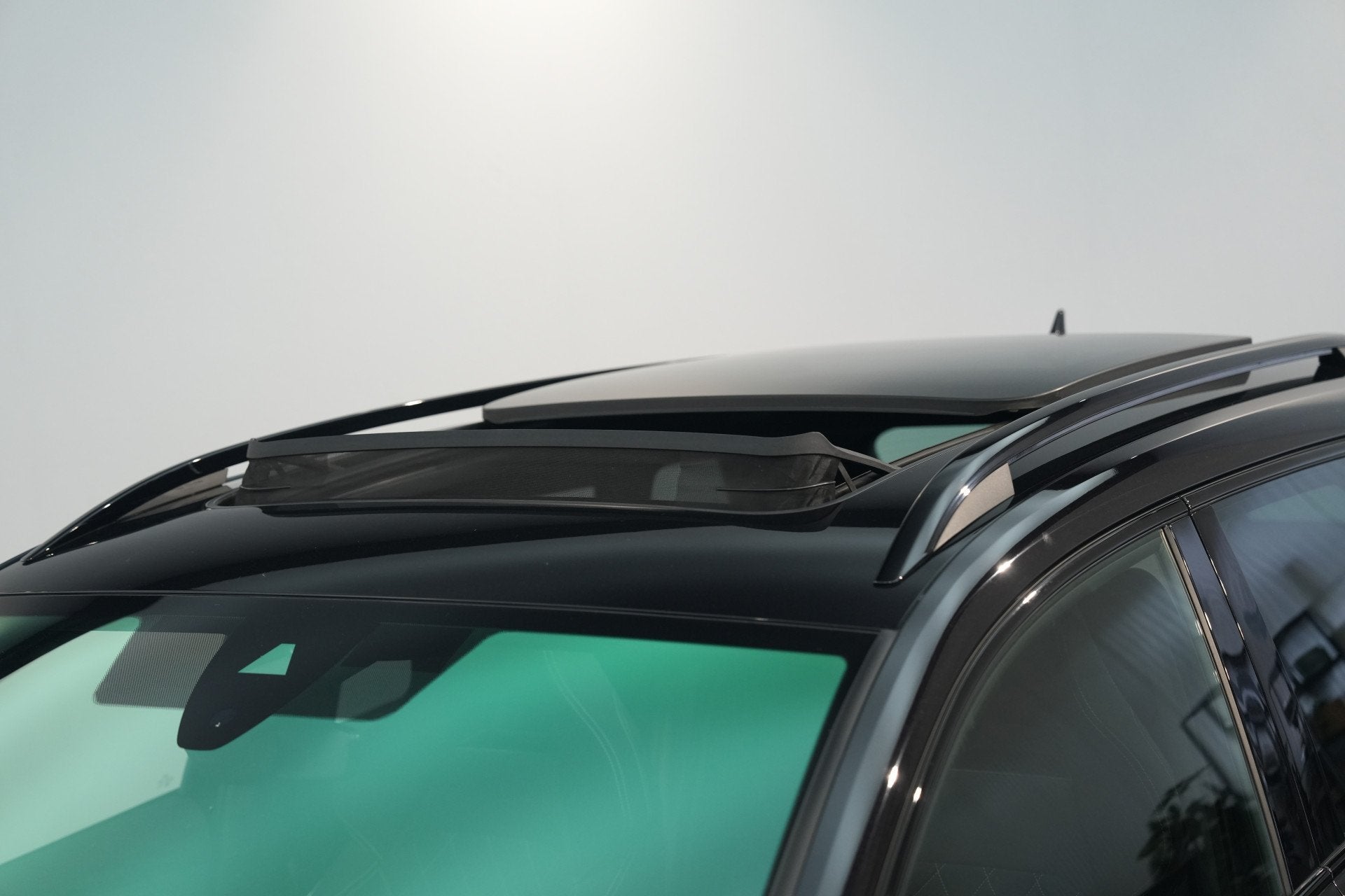 Skoda Karoq 1.5 TSI ACT Sportline ✅ FACELIFT ✅ PANO ✅, Auto's, 12 maanden, Stof, 4 cilinders, Zwart