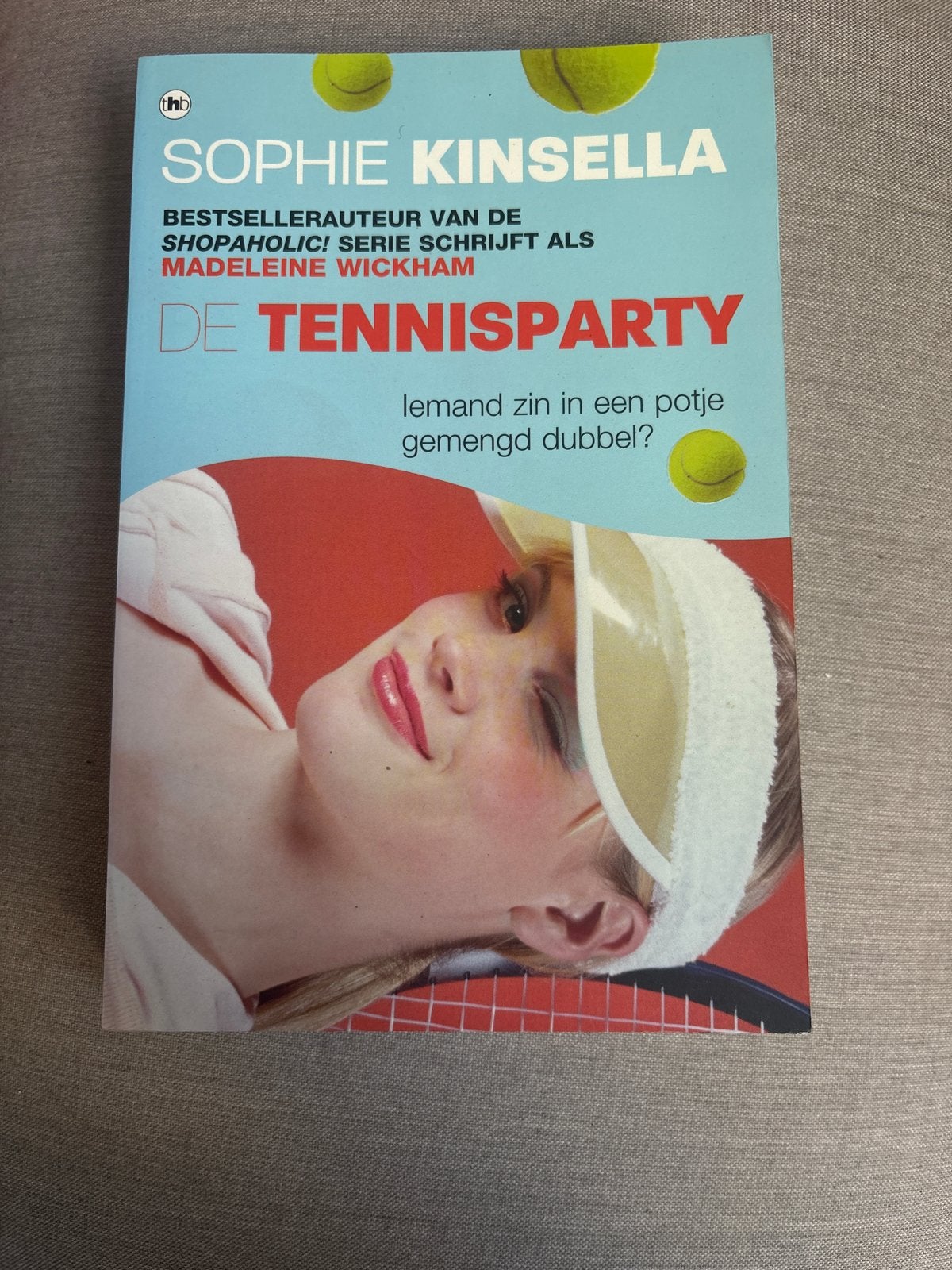 De Tennisparty - Sophie Kinsella (Madeleine Wickham), Ophalen of Verzenden, Zo goed als nieuw, Nederland