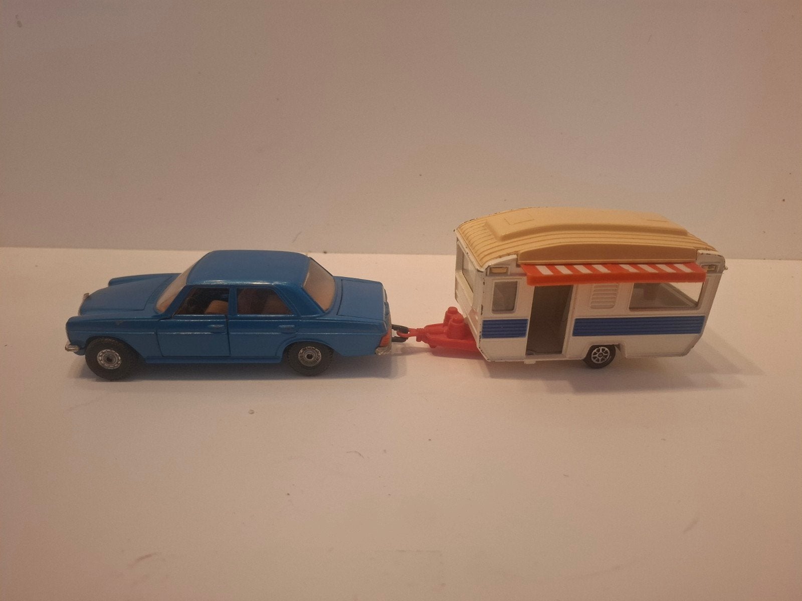 Mercedes Benz 240D met Caravan Corgi, Ophalen of Verzenden, Gebruikt, Auto, Corgi