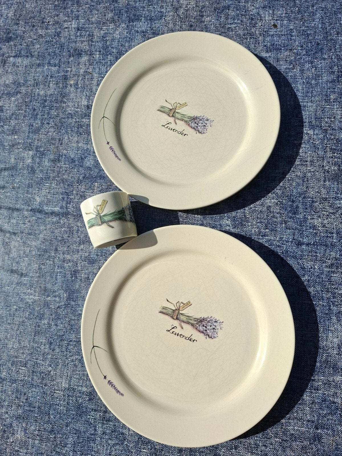 Set van 2 lavendel borden en 1 eierdopje, Keramiek, Landelijk/Boerenbont, Ophalen of Verzenden, Zo goed als nieuw