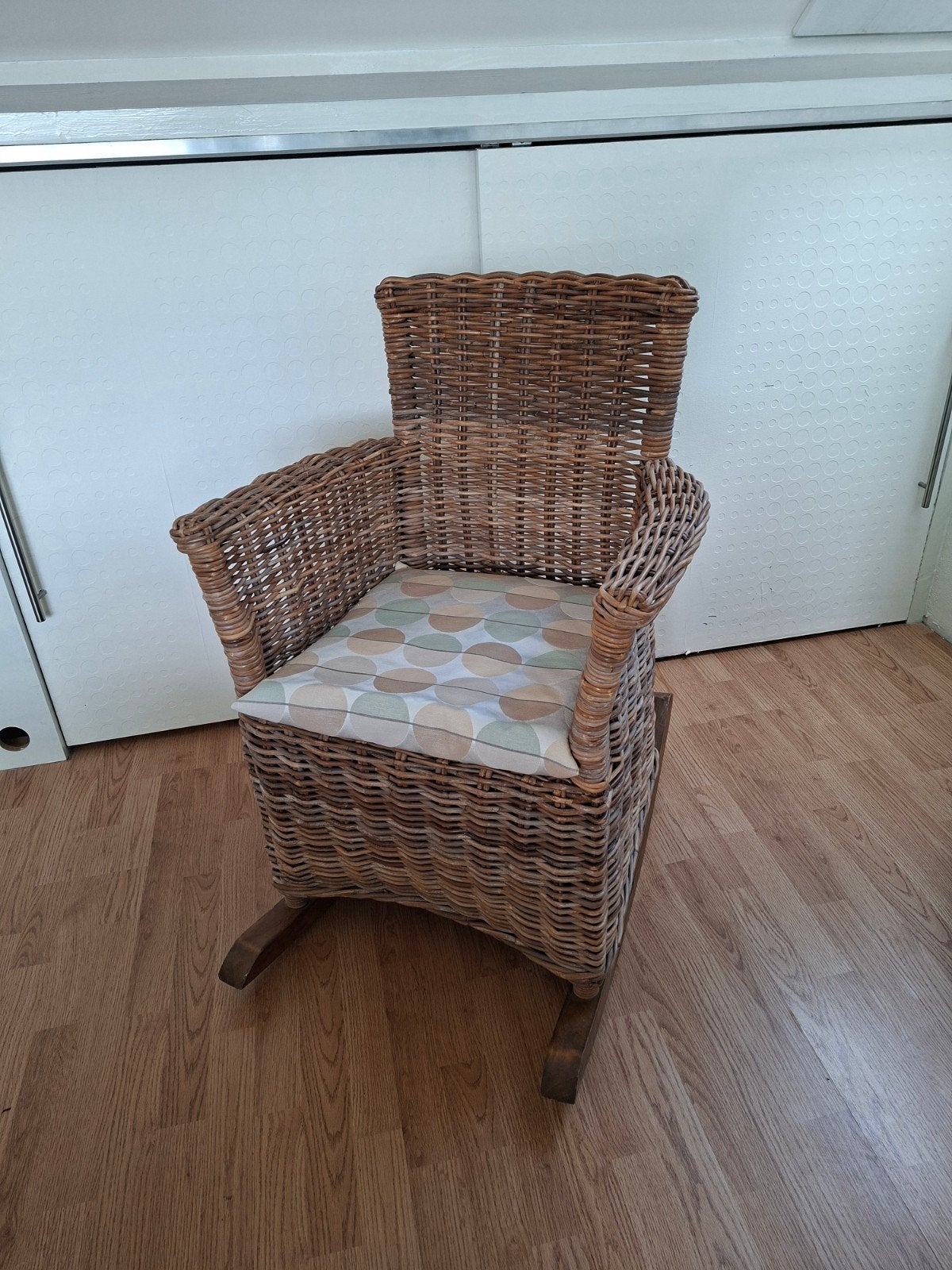 Rieten schommelstoel incl kussen, Kinderen en Baby's, Kinderkamer | Tafels en Stoelen, Ophalen, Zo goed als nieuw, Stoel(en)