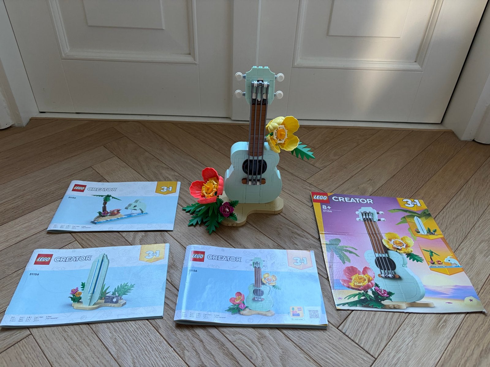 Foto 8 van LEGO Creator 3in1 Tropische Ukelele Dolfijn Surfplank 31156