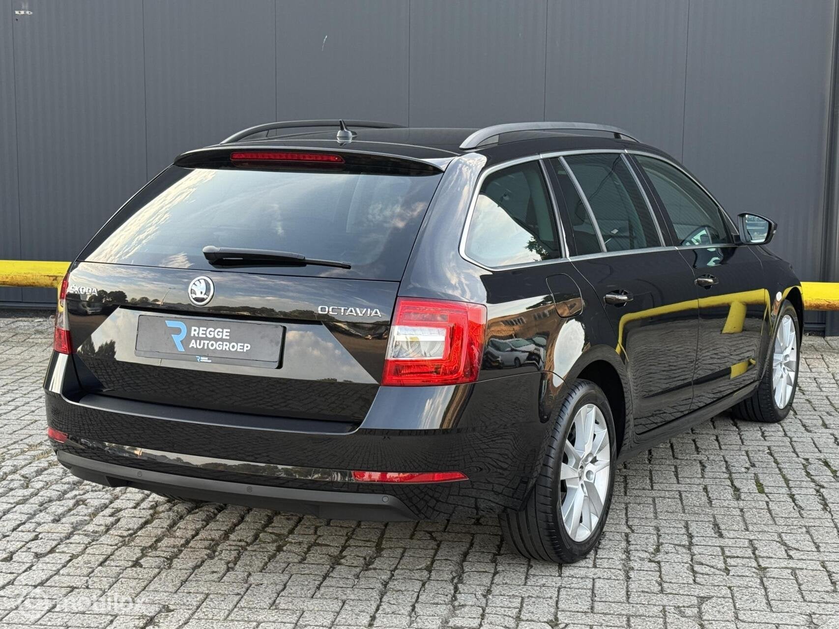 Skoda Octavia Combi 1.5 TSI Greentech Sport AUTOMAAT, Auto's, Gebruikt, Euro 6, 150 pk, Zwart