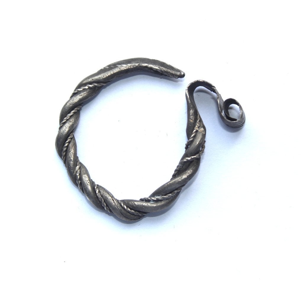 Bodemvondst middeleeuwse zilveren slavische temple ring, Ophalen of Verzenden, Zilver