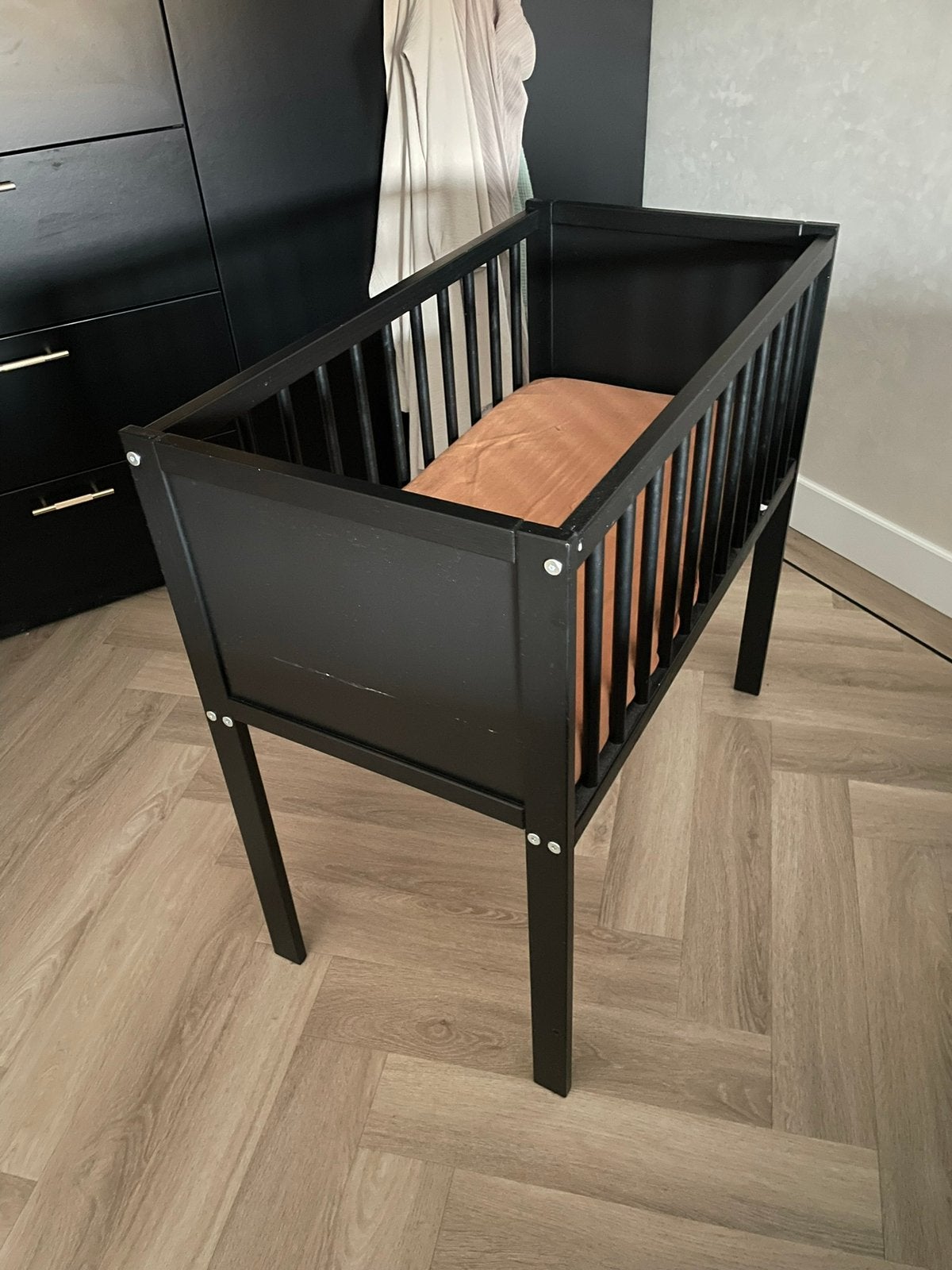 Baby bedje kleur zwart met matrasje foto!, Kinderen en Baby's, Ophalen of Verzenden, Zo goed als nieuw, Ledikant