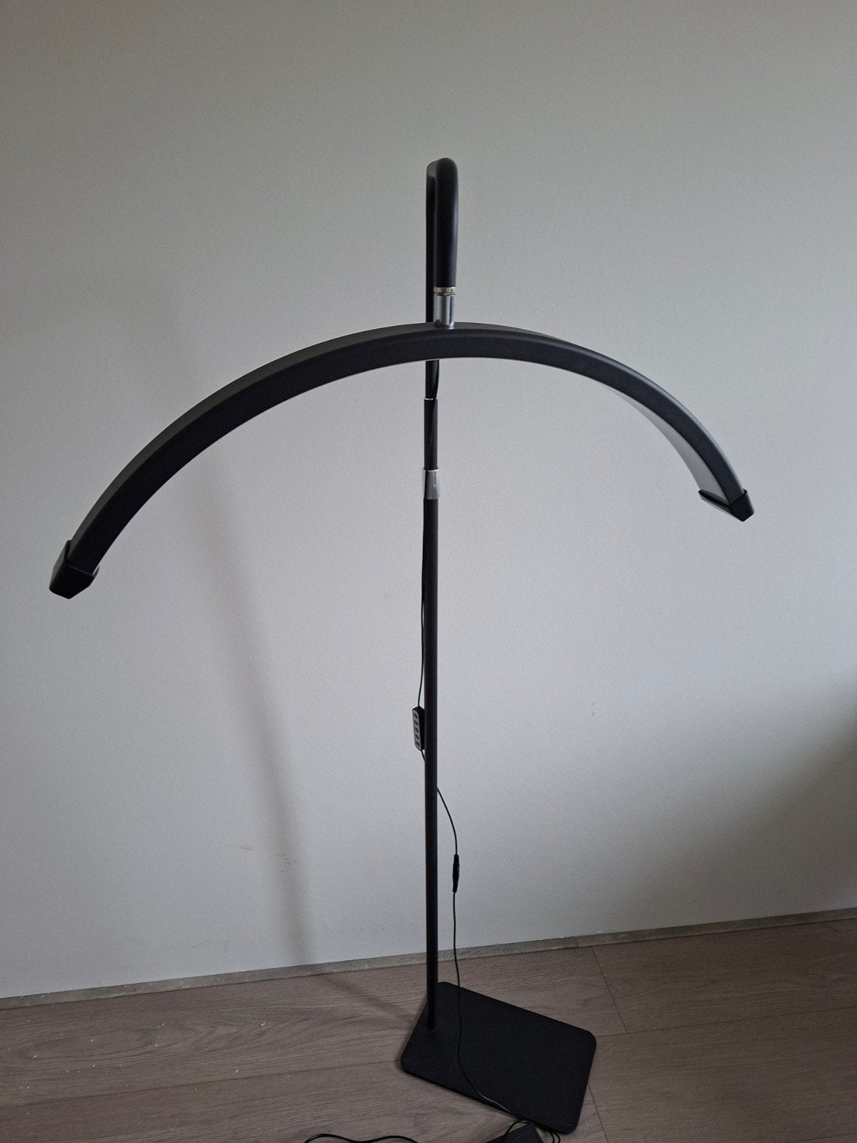 Moderne Halve Maanlamp - Vloerlamp met LED, Huis en Inrichting, Lampen | Vloerlampen, Ophalen, Gebruikt, Overige fittingen, Metaal