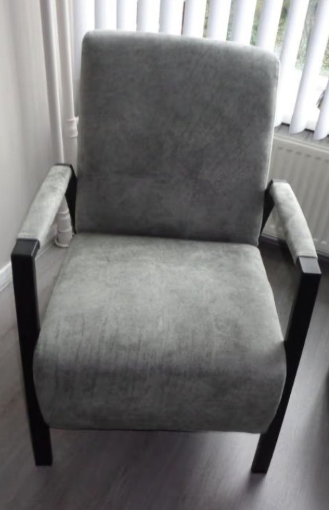 lichgrijze stoel van Hoogenboezem Meubelen, Ophalen of Verzenden, Zo goed als nieuw, Stof, 50 tot 75 cm