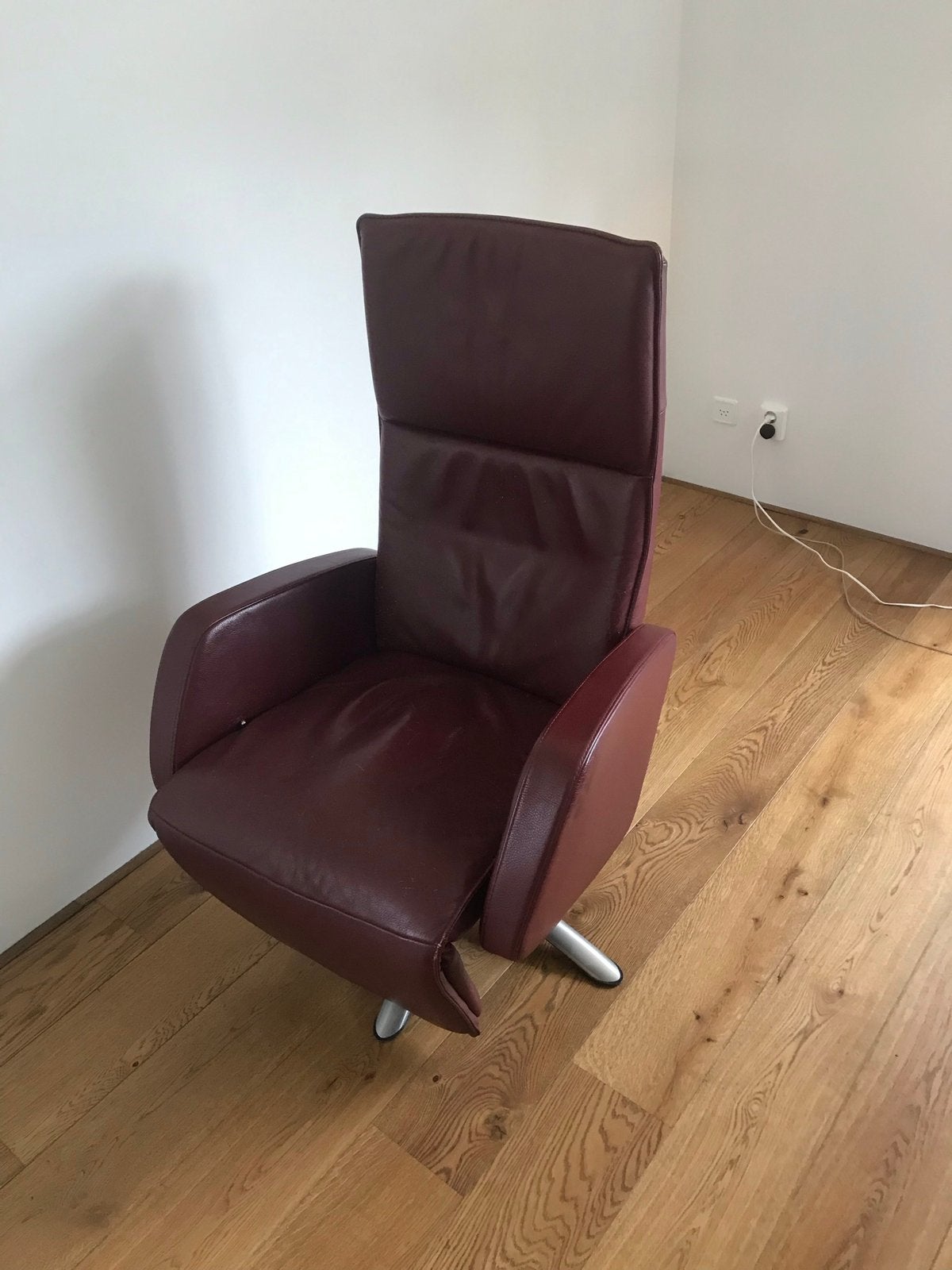 Bordeauxrode, lederen fauteuil. Verstelbaar, Huis en Inrichting, Ophalen, Gebruikt, Minder dan 75 cm, Leer