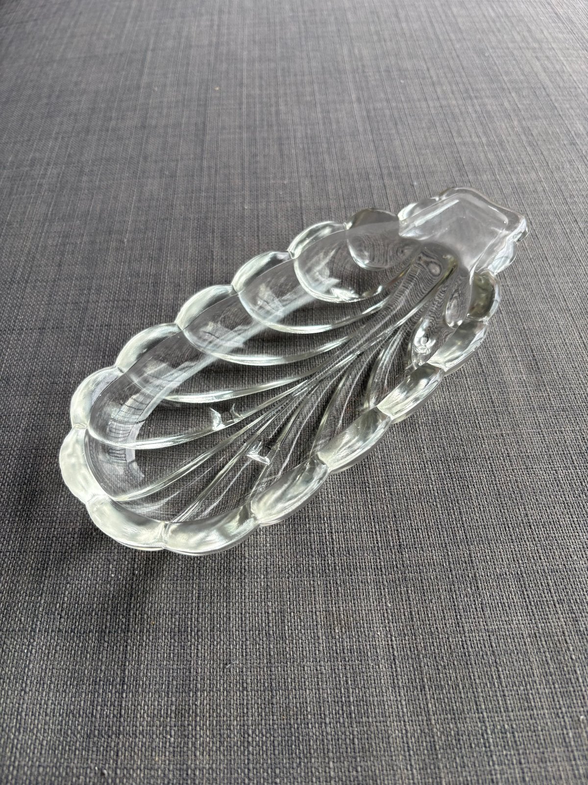 Glazen schaal in blad- of schelpvorm, Ophalen of Verzenden, Zo goed als nieuw, Glas