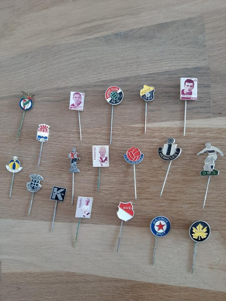 Verzameling Voetbal Speldjes - Diverse Clubs en Spelers, Ophalen of Verzenden, Gebruikt, Sport, Speldje of Pin