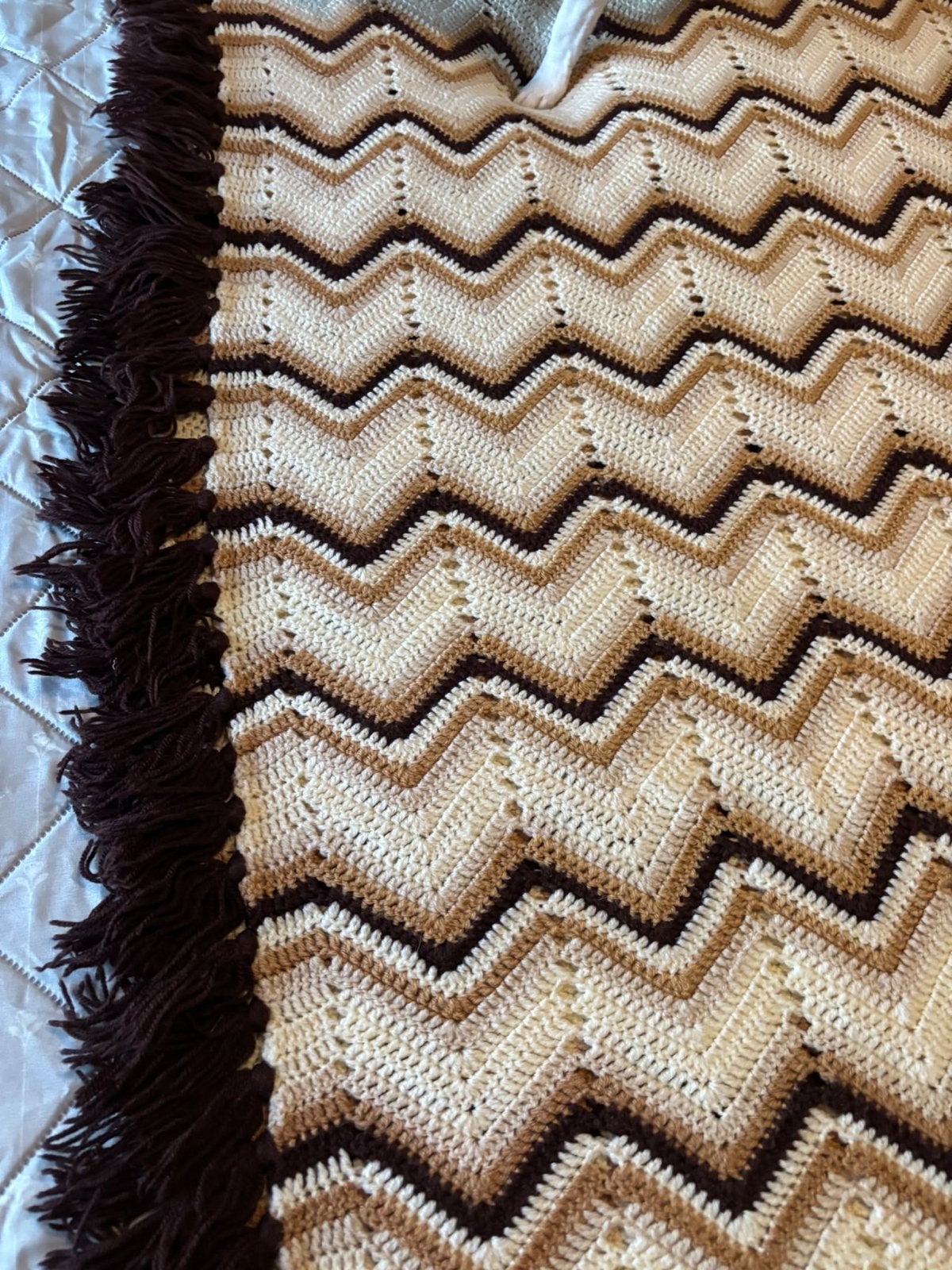 Gehaakte deken met zigzagpatroon en franjes, Gebruikt, Bruin, 200 cm of meer, Rechthoekig