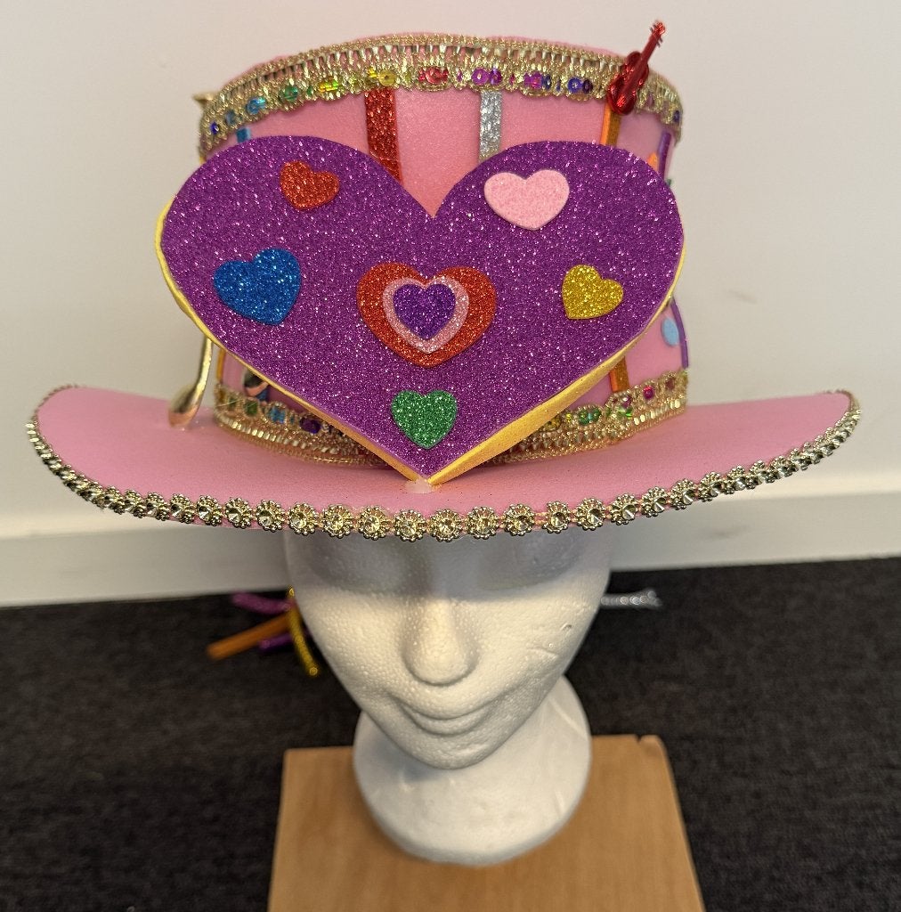 Foam hoed roze met hartjes en muziek, Ophalen of Verzenden, Zo goed als nieuw, Carnaval, Accessoires