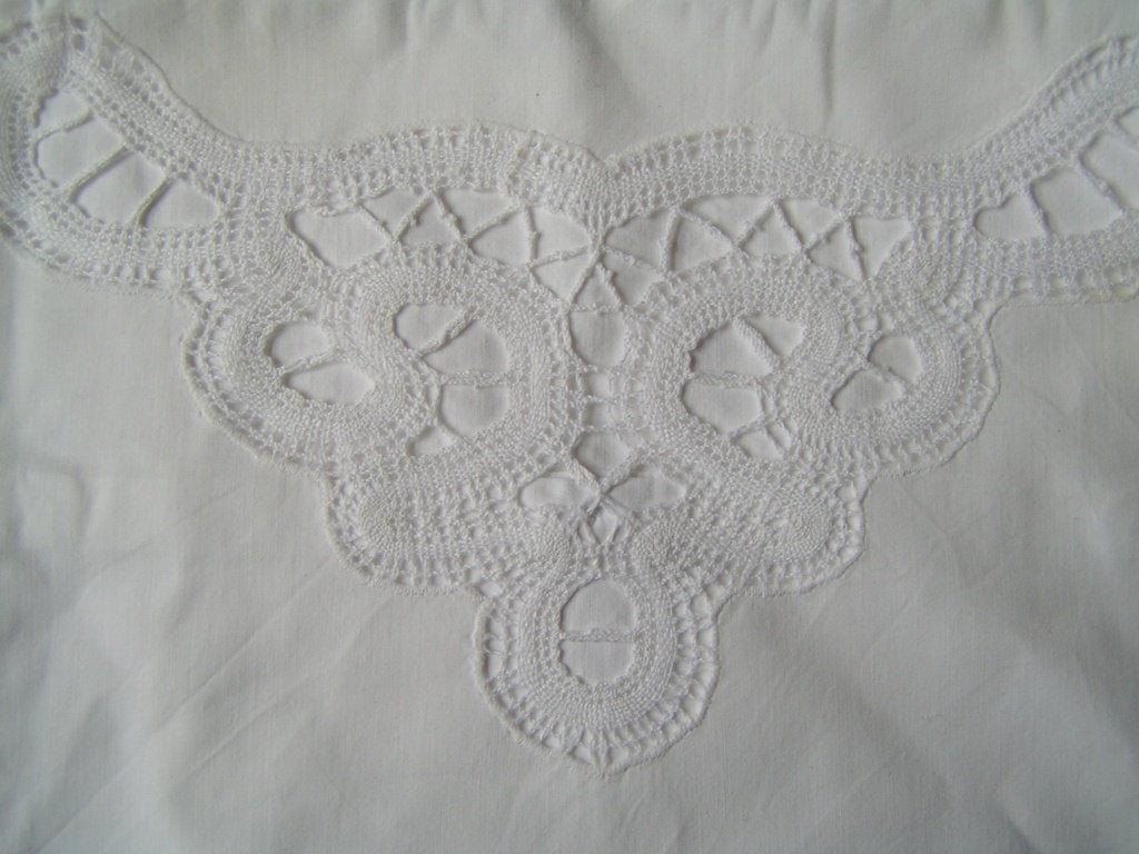 2 antieke kussenslopen met naaldkant en monogram nr AA 233, Verzenden