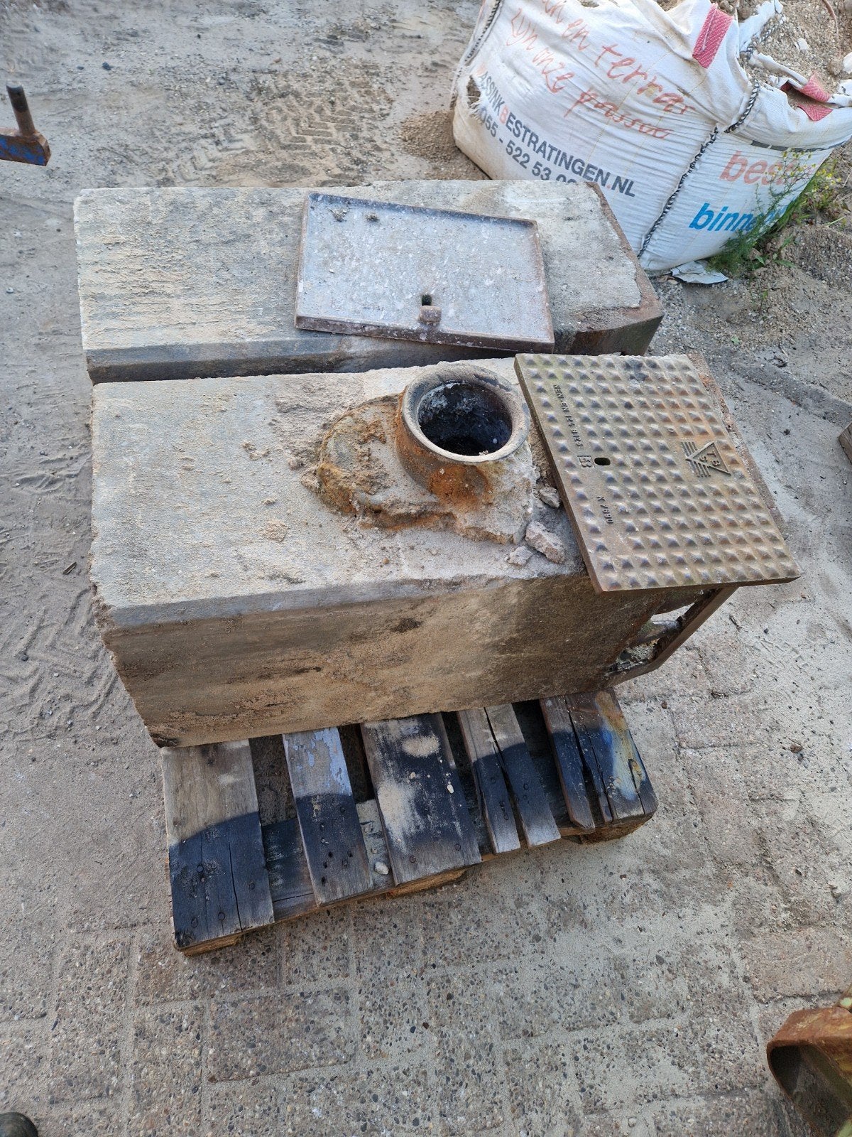 Betonnen afvoerputten met gietijzeren deksels, Ophalen, Gebruikt, Minder dan 2 meter, 40 tot 60 mm