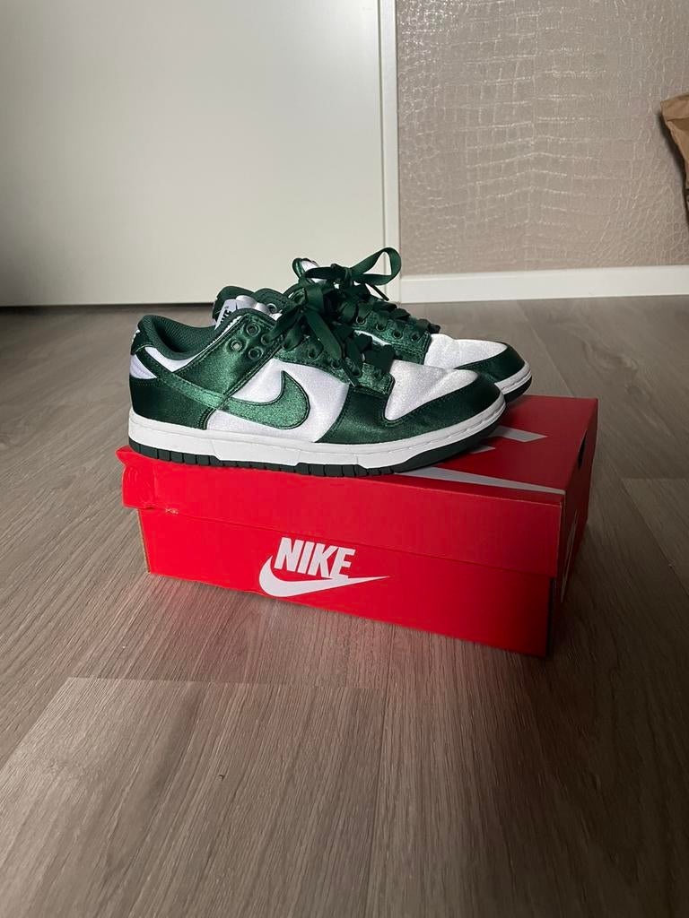 Nike dunk low satijn groen/wit maat 36, Ophalen, Zo goed als nieuw, Wit