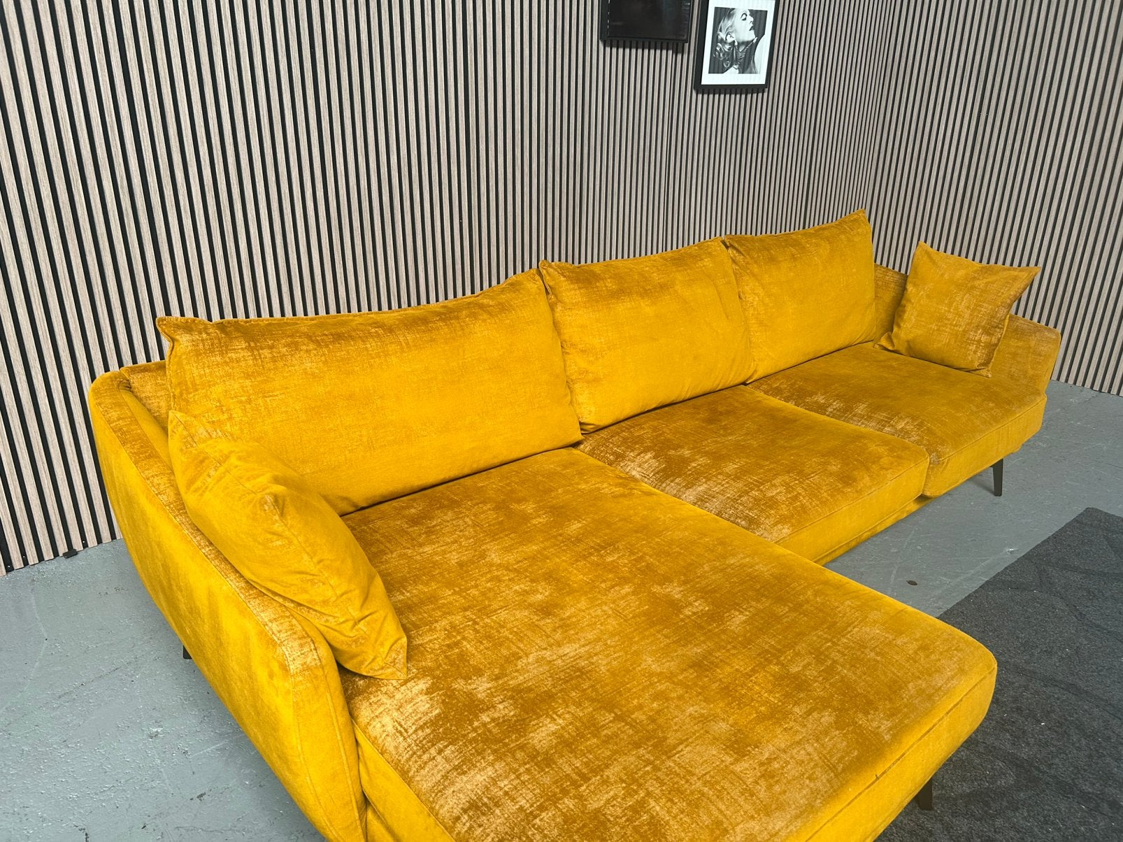 GRATIS LEVERING GELE VELVET SUEDE BANK 288X105 GEREINIGD, 250 tot 300 cm, Hoekbank, Ophalen of Verzenden, Zo goed als nieuw