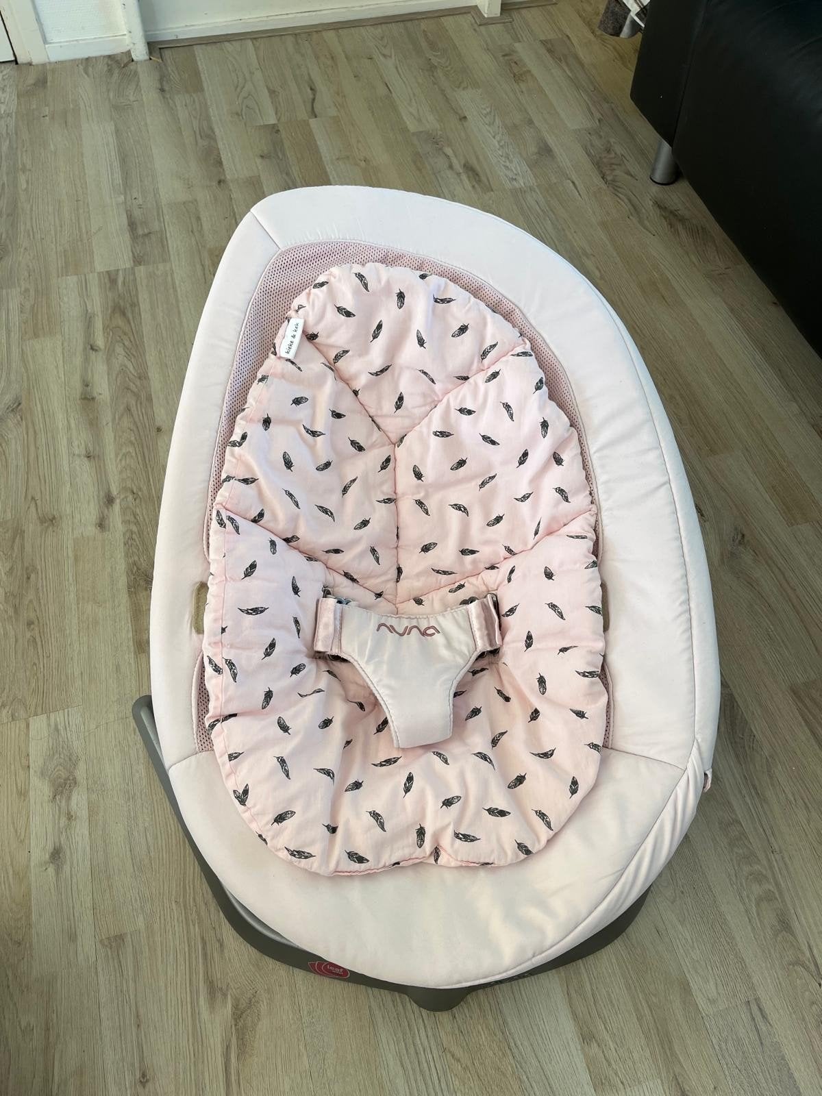 Nuna Leaf wipstoel met roze inleg en veertjesprint, Ophalen, Zo goed als nieuw
