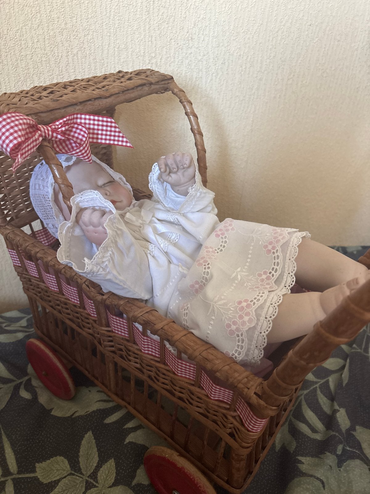 Oude porseleinen pop met stoffen lijfje en poppenwagentje, Ophalen, Gebruikt, Pop