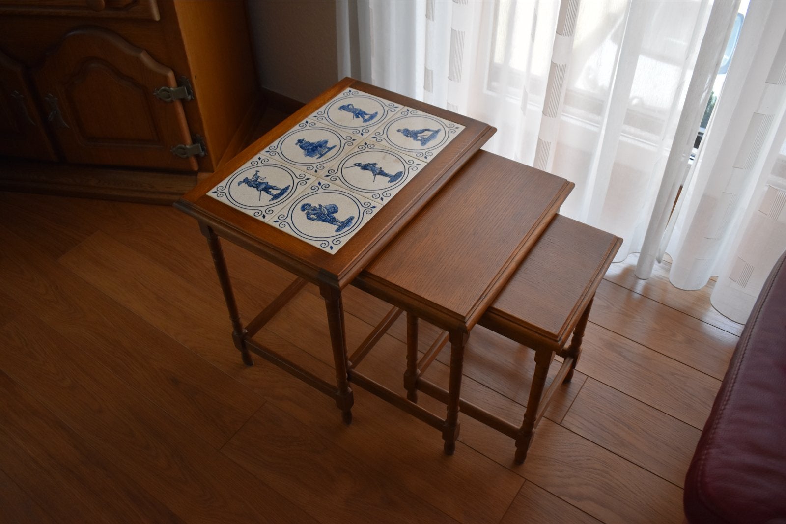 Set van 3 houten bijzettafels met Delfts blauwe tegels, Huis en Inrichting, Tafels | Bijzettafels, Gebruikt, 55 tot 75 cm, Rechthoekig