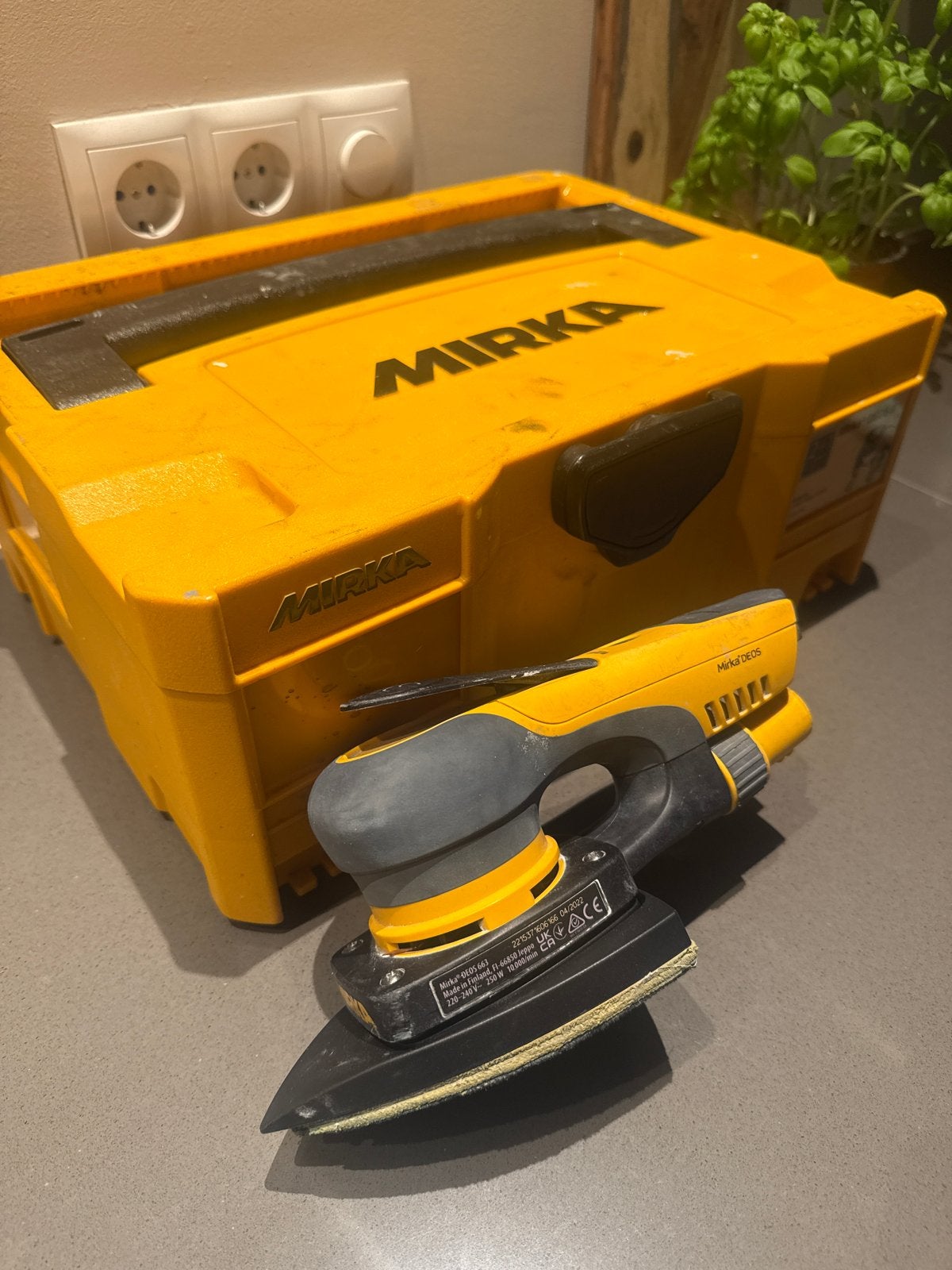 Mirka DEOS 663 Vlakschuurmachine met koffer, Ophalen, Zo goed als nieuw, Minder dan 600 watt, Vlakschuurmachine