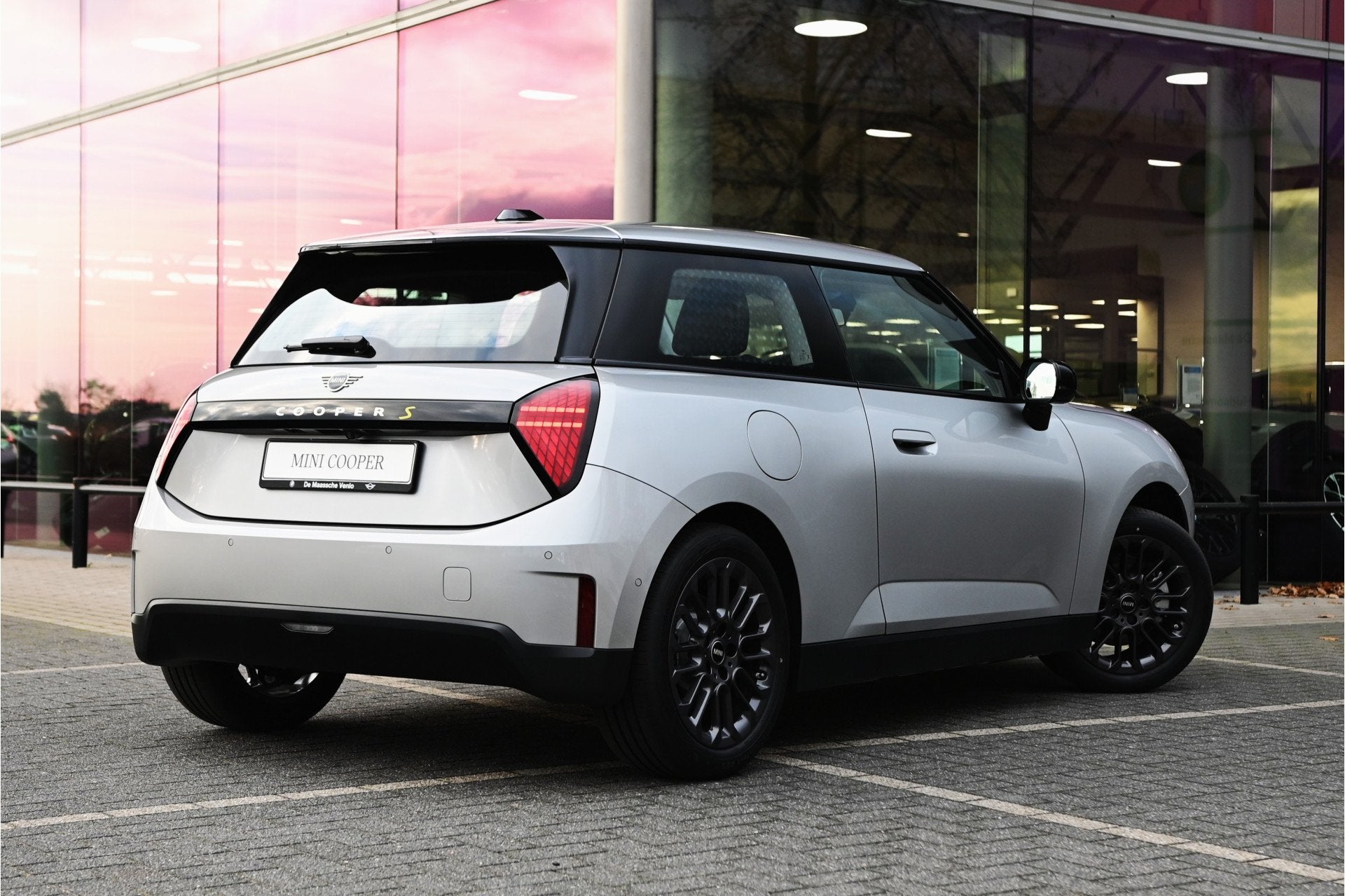 MINI Hatchback Cooper SE / Essential / Essential / 17" U-Spo, Auto's, Dealer onderhouden, Stof, Zwart, Metallic lak