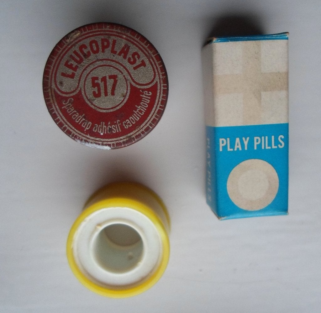 Oud blikkendoosje Leukoplast en plastic doosje met rolletje., Ophalen of Verzenden