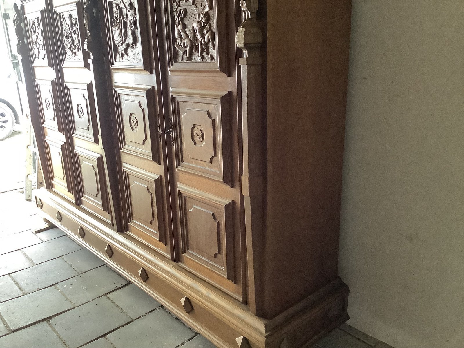 Foto 5 van Antieke Eiken Kast met Handgesneden Details