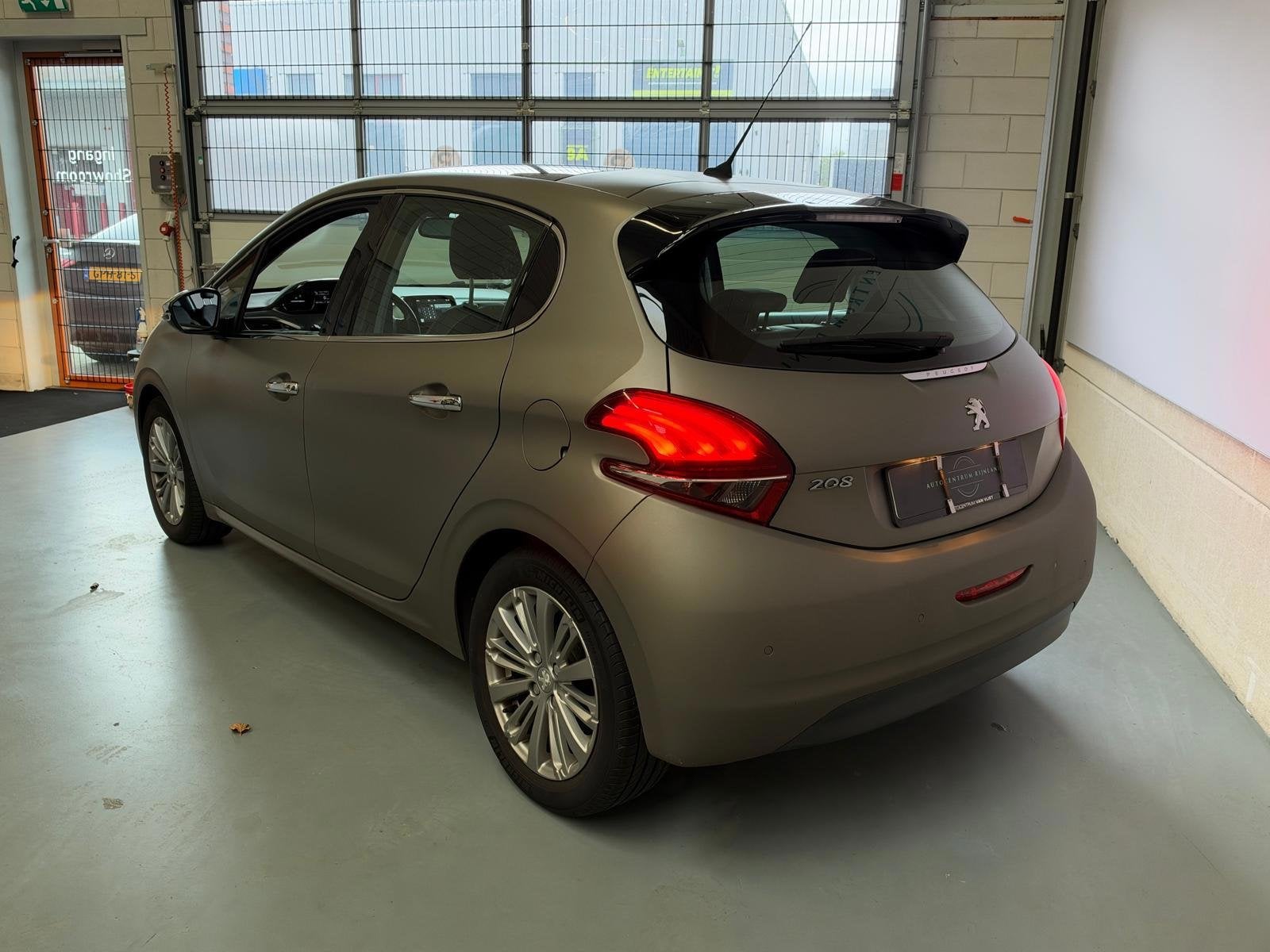 Peugeot 208 1.2 PureTech Allure origineel mat, Panorama dak,, Auto's, Voorwielaandrijving, Dealer onderhouden, Verwarmde buitenspiegels