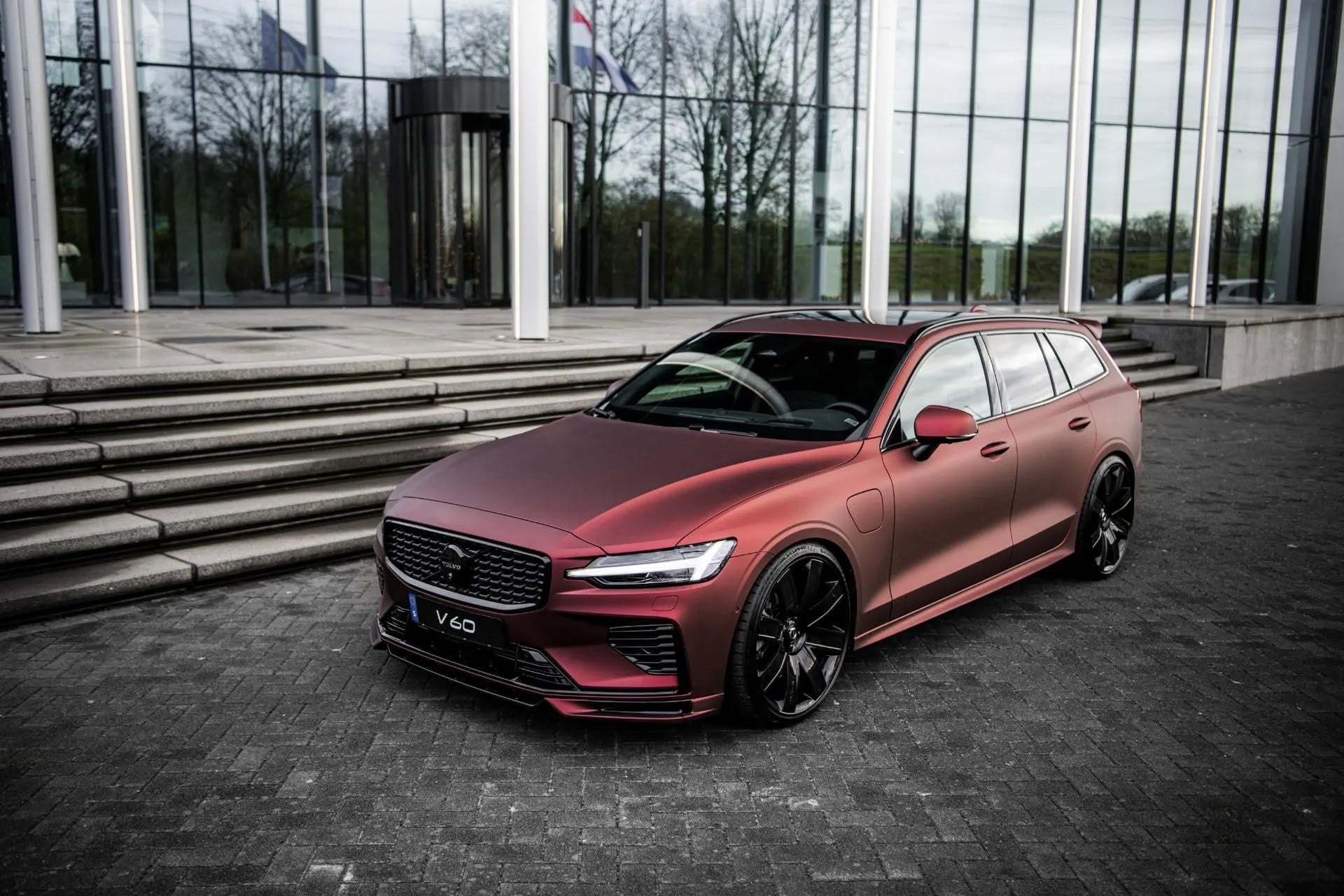 Volvo V60 2.0 T8 Hybrid AWD | Ultra Dark | Heico pakket | Po, Auto's, Gebruikt, 4 cilinders, Zwart, Te koop