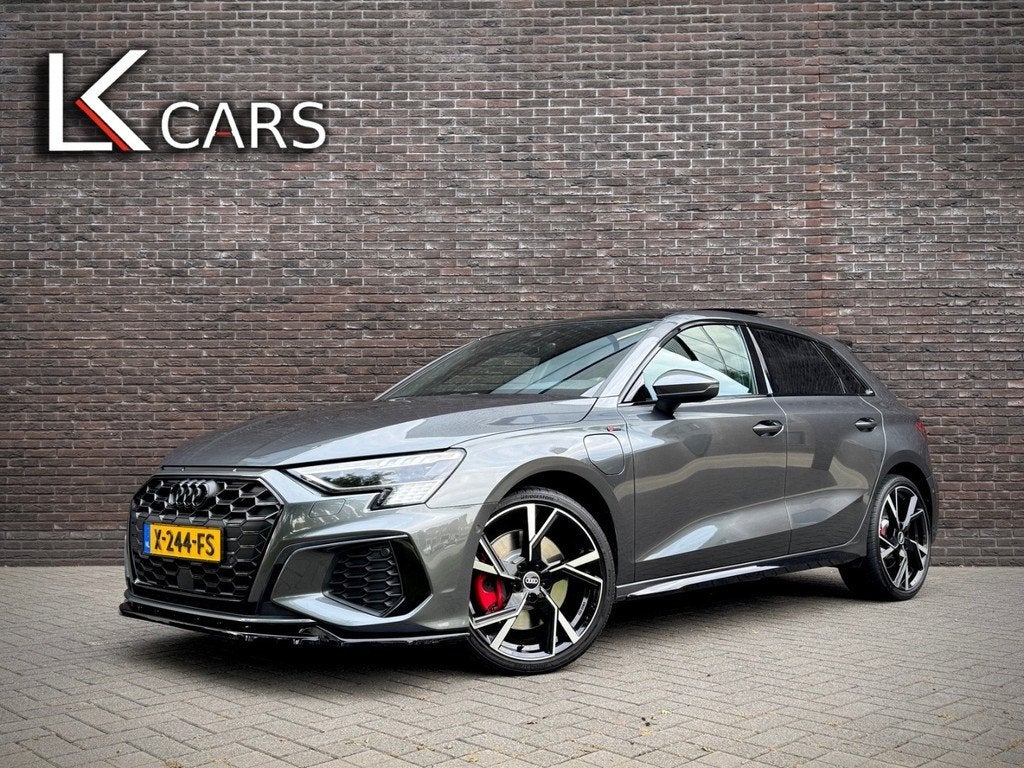 Audi A3 45 TFSIe S-LINE BOMVOL! | MATRIX | PANO | RS MASSAGE, Gebruikt, 4 cilinders, Origineel Nederlands, Hybride Elektrisch/Benzine